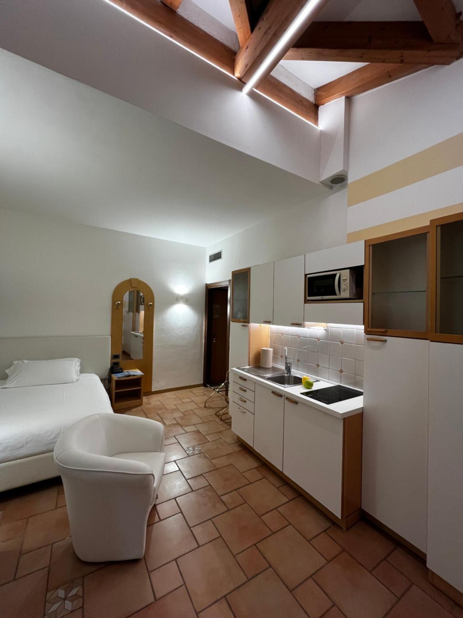Manci Apartments By Hotel America Trento Exteriör bild
